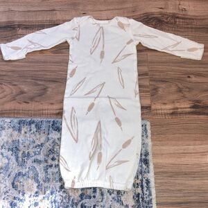 #129. 🆕 NWOT - Carters - Neutral Feather Cattail Print Baby Gown or Sleeper